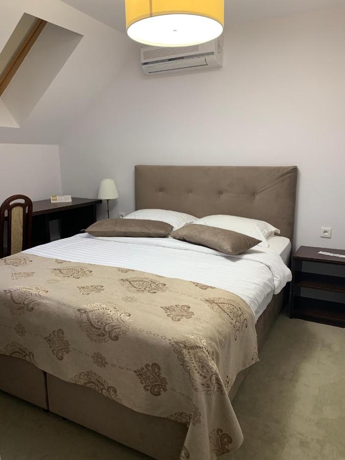 Vila Palace Caransebeş Eksteriør bilde