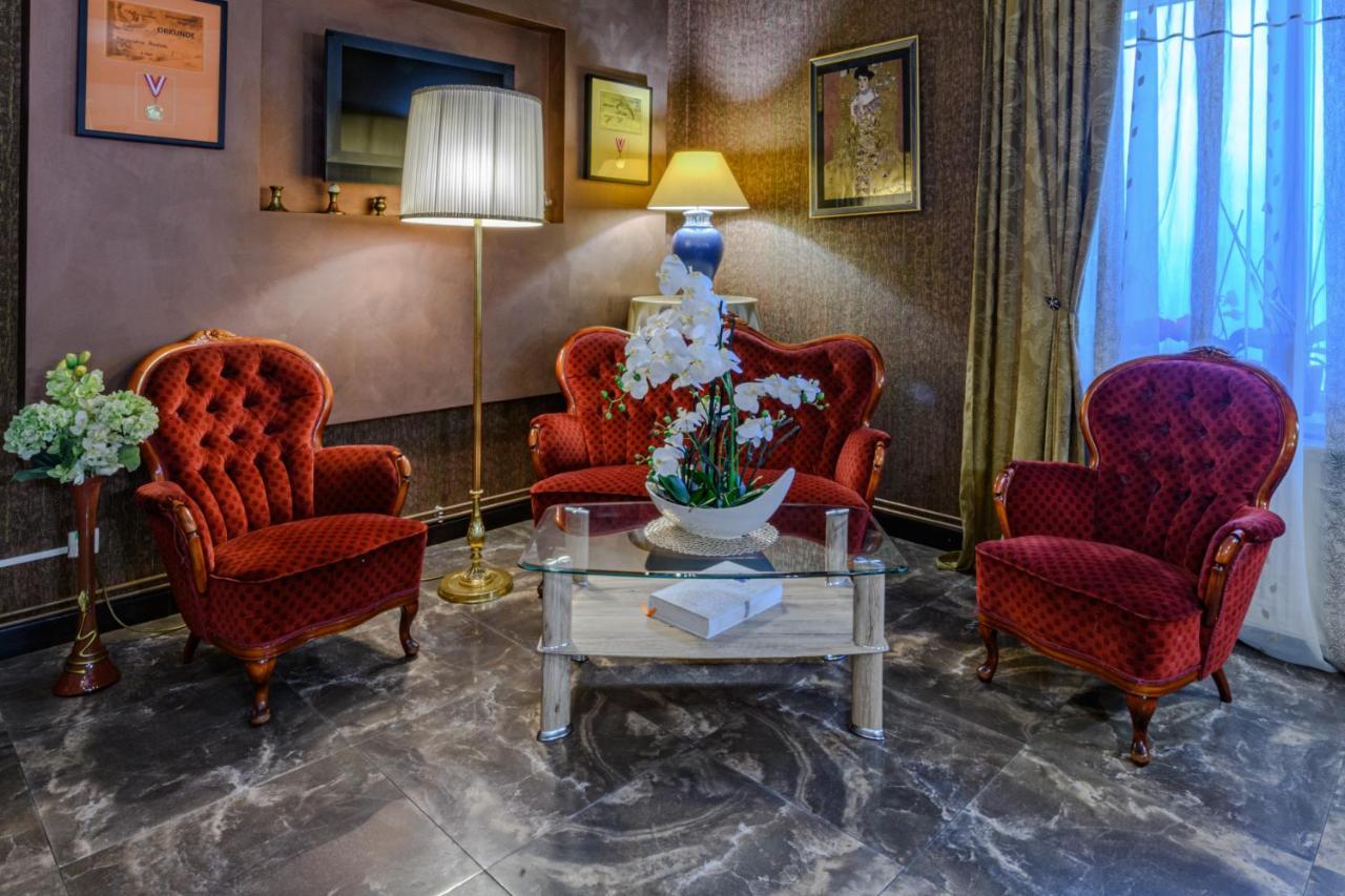 Vila Palace Caransebeş Eksteriør bilde
